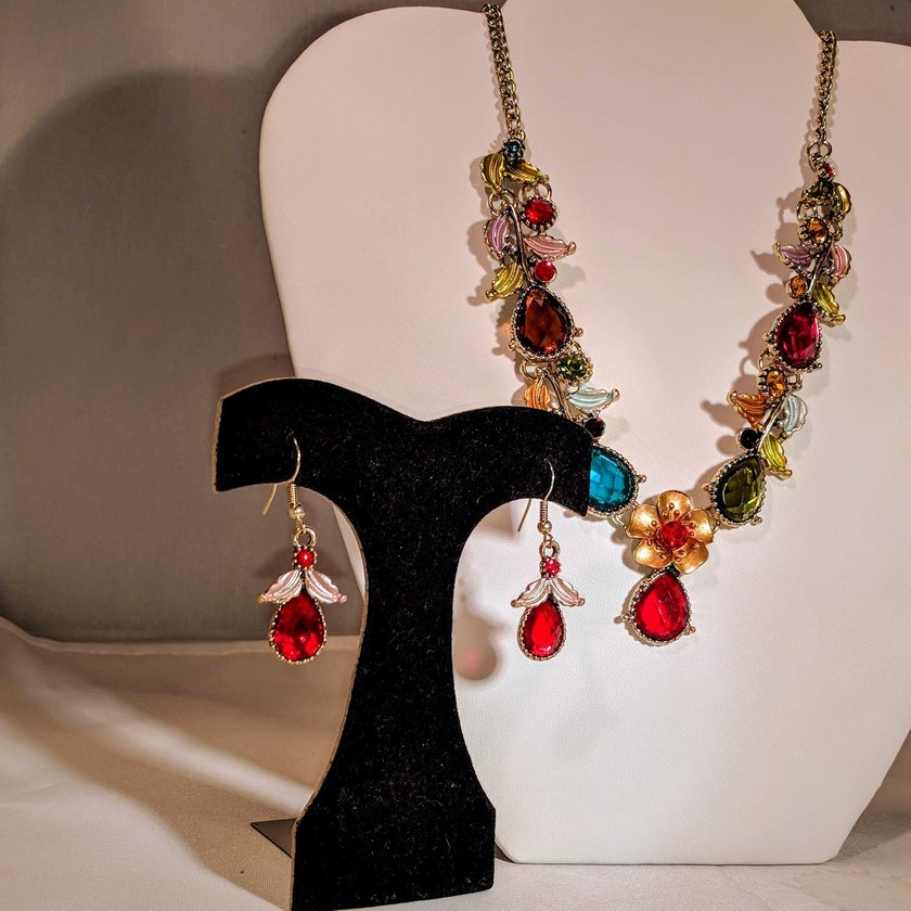 Multi Color Crystal Necklace With Flower